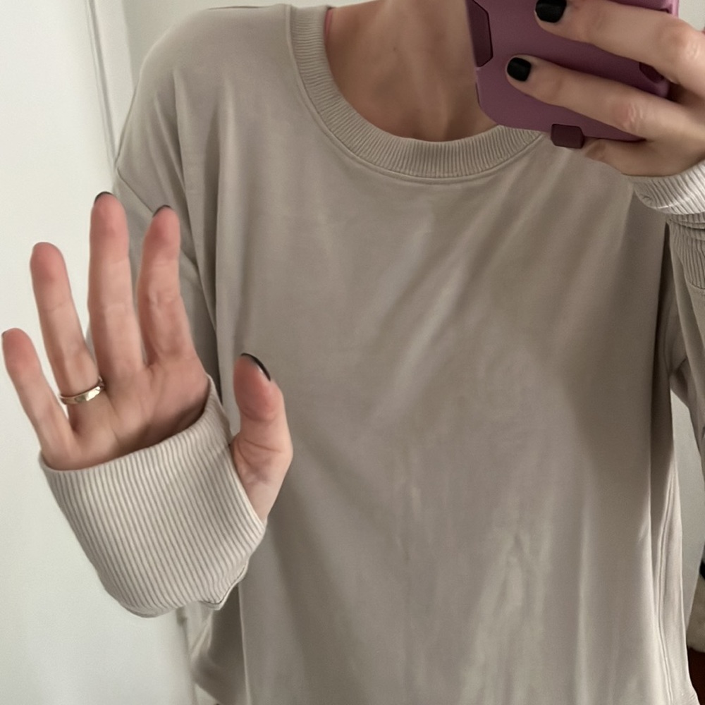 NWT Soft Rounded Hem Tee with Thumb Holes - Picture 3 of 13